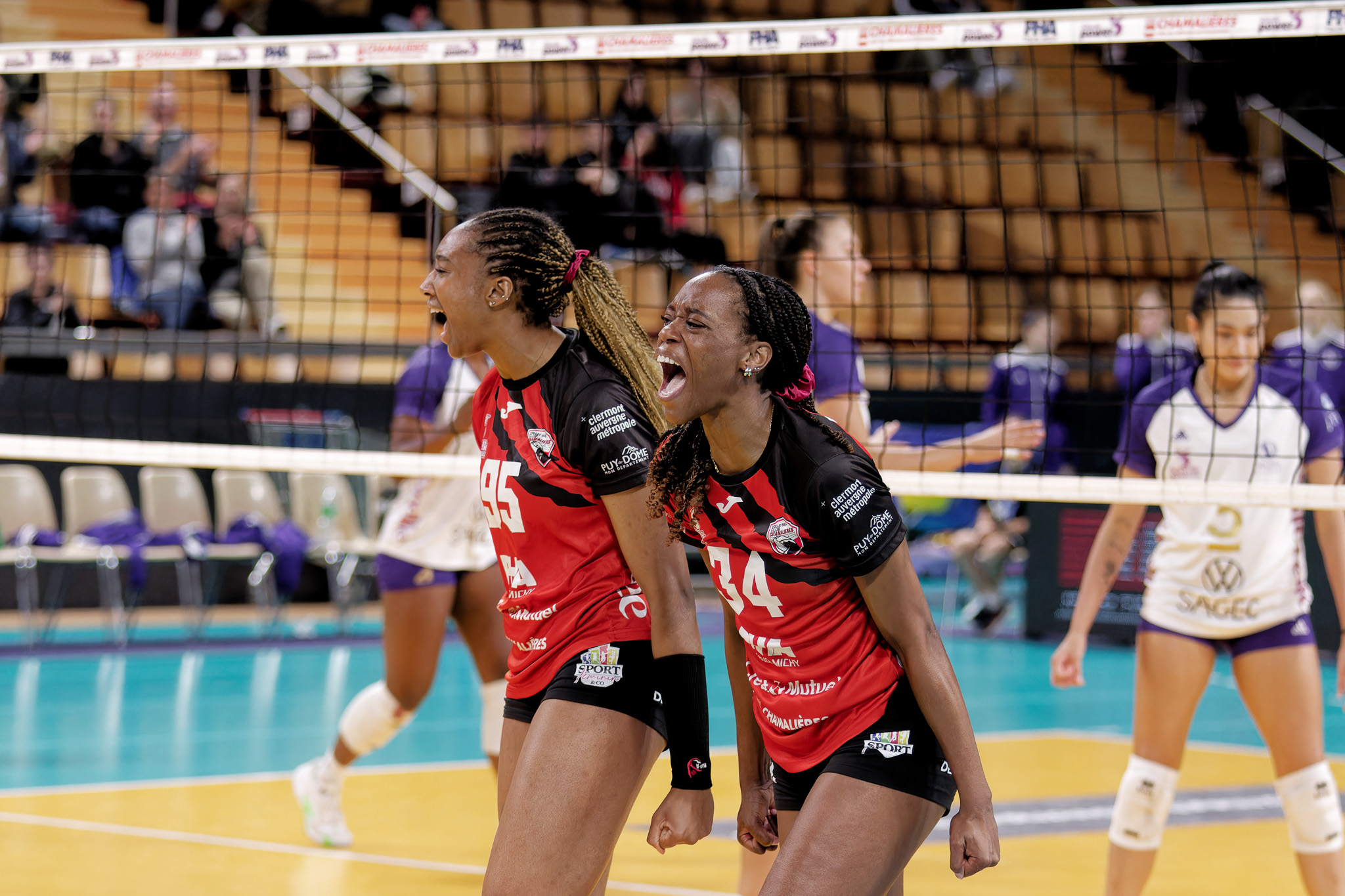 Chamalières signe une victoire en 3-2 et enchaîne une troisième victoire à domicile consécutive ! 🏐🔥